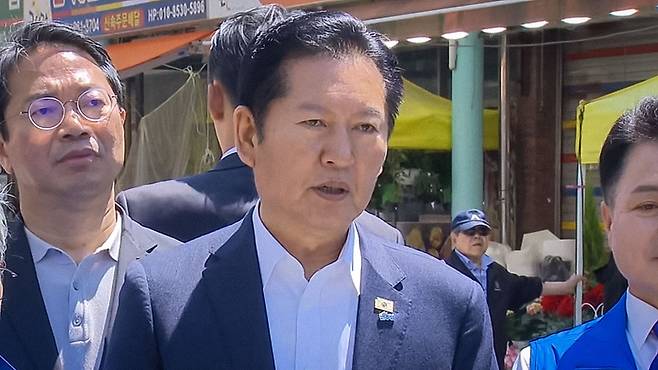 경기도 동두천 큰시장 유세 후 기자들과 만나 발언하는 정청래 더불어민주당 대표
