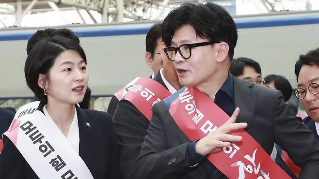 2024년, 한동훈 당시 당 대표와 한지아 의원이 추석 인사 일정에서 대화를 나누고 있는 모습. (한지아 의원 SNS)