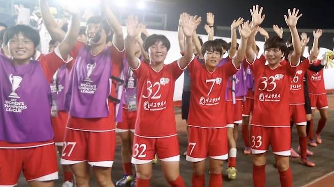 북한 내고향여자축구단 선수들이 경기 후 관중을 향해 인사하고 있다. (SBS 캡처)