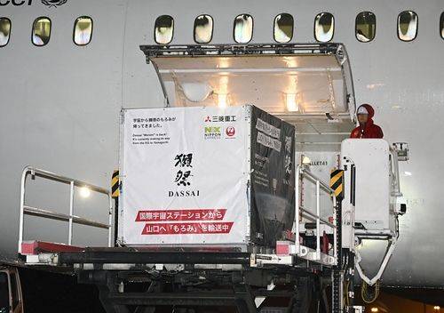 일본 주조회사 주도로 국제우주정거장(ISS)에 보내진 누룩과 쌀, 양조 설비로 양조된 청주 발효물이 6일 간사이국제공항을 통해 일본에 들어왔다. 교도=연합뉴스