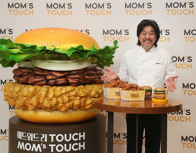 맘스터치는 셰프 에드워드 리와 협업한 한정 메뉴로 화제를 모았다. 사진 맘스터치