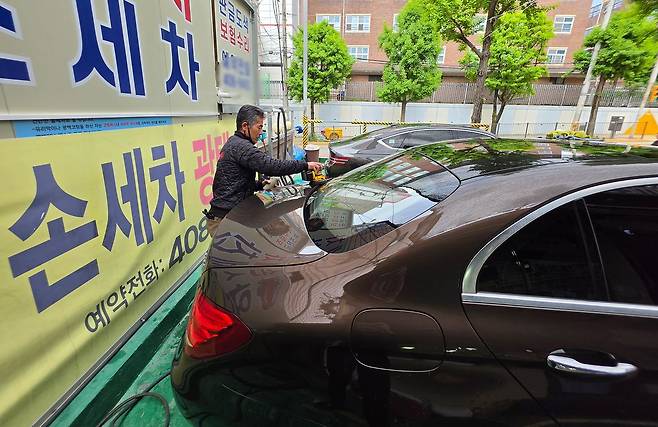 서울 송파구 오금동의 한 손 세차장에서 일하는 노창환씨는 “특히 실내 세차에서 ‘눈에 보이지 않는 부분까지 더 꼼꼼하게 살펴달라’는 요구가 많다”고 말했다. 고석현 기자
