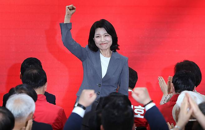 이진숙 전 방송통신위원장이 3일 대구 수성구 추경호 대구시장 예비후보 선거사무소 개소식에서 지지자들에게 인사하고 있다. /뉴시스