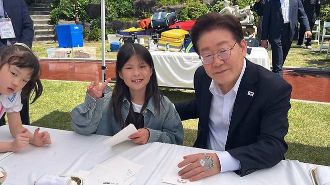 ▲ 이재명 대통령과 김혜경 여사가 5일 청와대에서 2026년 제104회 어린이날 청와대 초청행사를 가진 가운데 행사에 참석한 원주지역 어린이들과 기념사진을 찍고 있다. 원주아동센터 제공