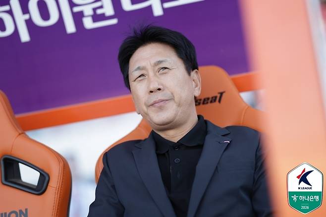 ▲ 포항스틸러스 박태하 감독이 5일 강릉하이원아레나에서 열린 강원FC와 하나은행 K리그1 12라운드 맞대결을 지켜보고 있다. 한국프로축구연맹 제공