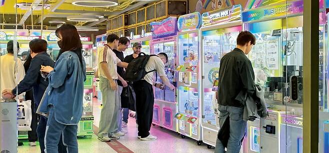 서울 마포구의 한 뽑기방에서 손님들이 인형 뽑기를 즐기고 있다.  /진영기 기자
