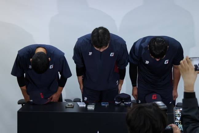 지난 2월 대만 전지훈련 중 도박장에 출입해 징계를 받고 복귀한 프로야구 롯데 자이언츠 김세민(왼쪽부터), 고승민, 나승엽이 5일 경기도 수원케이티위즈파크에서 경기 시작에 앞서 고개 숙여 인사하고 있다/사진=롯데자이언츠