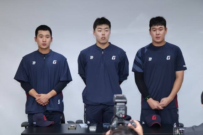 지난 2월 대만 전지훈련 중 도박장에 출입해 징계를 받고 복귀한 프로야구 롯데 자이언츠 김세민(왼쪽부터), 고승민, 나승엽이 5일 경기도 수원케이티위즈파크에서 경기 시작에 앞서 인사하고 있다/사진=롯데자이언츠
