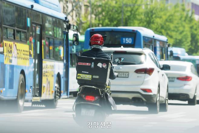 지난 4월24일 서울 종로구에서 촬영한 도로 위 배달 오토바이. 한수빈 기자