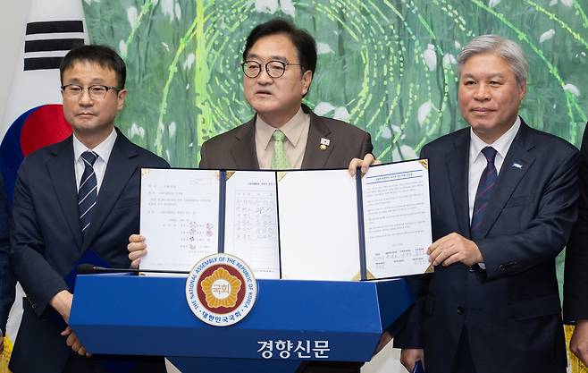 우원식 국회의장이 지난 3월31일 국회에서 열린 초당적 개헌추진을 위한 여야 원내대표 기자회견에서 헌법 개정안 발의 서명문과 초당적 헌법개정 추진을 위한 국회 선언문을 들고 있다. 박민규 선임기자