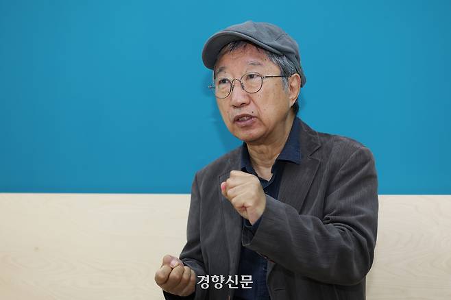 한상희 건국대 법학전문대학원 명예교수가 5일 서울 중구 경향신문사 여다향에서 더불어민주당이 추진하는 ‘조작기소 특검’에 대해 인터뷰하고 있다. 정효진 기자