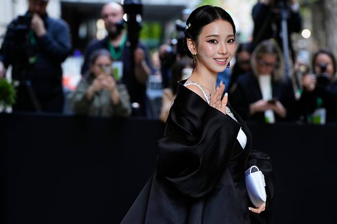 aespa's Karina departs The Carlyle Hotel prior to attending the 2026 Met Gala celebrating ″Costume Art″ at the Metropolitan Museum of Art in New York on May 4. [AP/YONHAP]