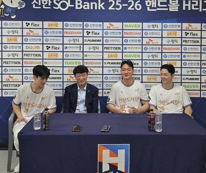 우승 직후 인터뷰가 진행됐다. 왼쪽부터 인천도시공사 이요셉, 장인익 감독, 박영준, 김진영. 한국핸드볼연맹 제공