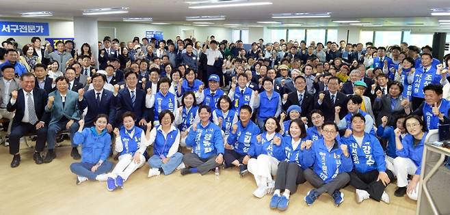 5일 대전 서구 월평동 전문학·손도선 예비후보 합동 선거사무소 개소식에서 더불어민주당 박범계(대전 서구을)·장종태(대전 서구갑)·황명선(최고위원) 국회의원과 박정현 대전시당위원장, 권선택 전 대전시장, 허태정 대전시장 예비후보, 김제선 중구청장 예비후보, 정용래 유성구청장 예비후보, 황인호 동구청장 예비후보, 김찬술 대덕구청장 예비후보, 시·구의원 예비후보 등 주요 인사와 지지자들 필승의 모습을 보여주고 있다. 전문학 캠프