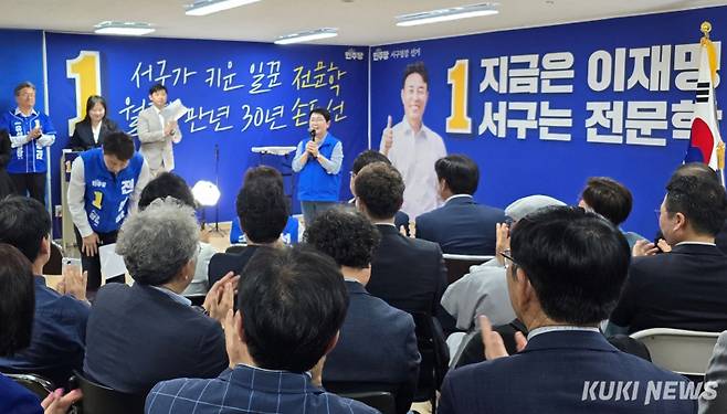 박정현 더불어민주당 대전시당 위원장이 5일 개소식에서 전문학 예비후보에게 최선을 다 해줄 것을 당부하고 있다. 사진=명정삼 기자