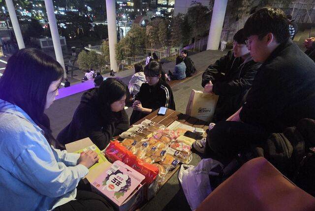 ‘용산역 노숙인 사역팀’ 청년들이 지난달 27일 서울 용산역 1번 출구 근처 계단에서 기도하고 있다.