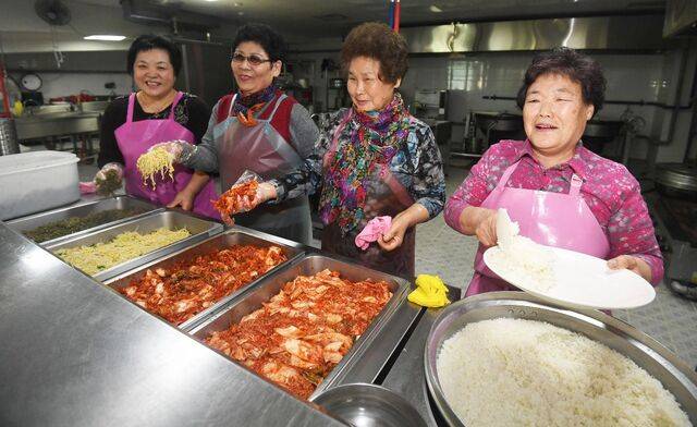 부흥을 강조하는 풍토에서 봉사 부서 축소는 목회자에게 부담으로 다가온다. 사진은 서울의 한 교회 성도들이 주일 점심 애찬을 위해 앞치마를 두르고 봉사하는 모습. 국민일보DB