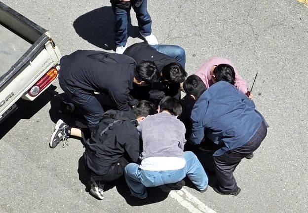 5일 오전 광주 광산구 월계동 한 도로에서 살인 혐의 등을 받는 20대 피의자 장모씨를 경찰이 긴급 체포하고 있다. 연합뉴스