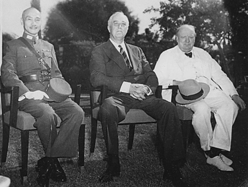 1943년 11월 25일 이집트 카이로 회담에 참석한 장제스 중화민국 국민당 군사위원회 주석, 프랭클린 D 루즈벨트 미국 대통령, 윈스턴 처칠 영국 총리(왼쪽부터). 위키피디아