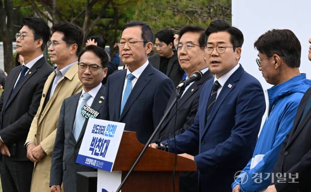 지난달 21일 더불어민주당 박찬대 인천시장 예비후보가 인천시청 앞 애뜰광장에서 출마선언을 하고 있다. 경기일보DB