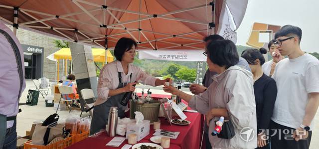 포천 아트밸리 ‘포천가득 농산물 판매장’ 앞에서 지역 전통주 제조업체 대표들이 관광객들을 대상으로 시음행사를 진행하고 있다. 손지영기자