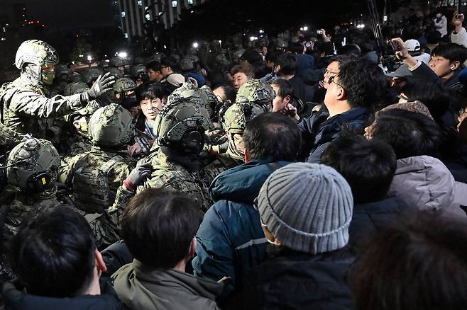 ‘12.3내란 사태’ 당시 윤석열 대통령의 비상계엄 선포 직후 여의도 국회에 투입된 무장 군인들 [연합뉴스]