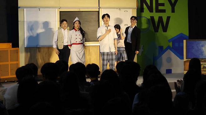 지난해 열린 '2025 서울머니쇼'에서 진행된 청소년 금융 뮤지컬의 모습.  매경DB