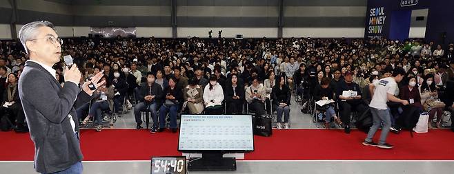 지난해 서울 강남구 코엑스에서 열린 2025 서울머니쇼의 '따라하면 돈버는 워런 버핏식 가치투자 A to Z' 세션에서 박성진 이언투자자문 대표가 강연하고 있다.  김호영 기자