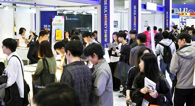 2025년 서울머니쇼가 열린 서울 강남구 삼성동 코엑스 행사장이 방문객들로 북적이고 있다. 매경DB
