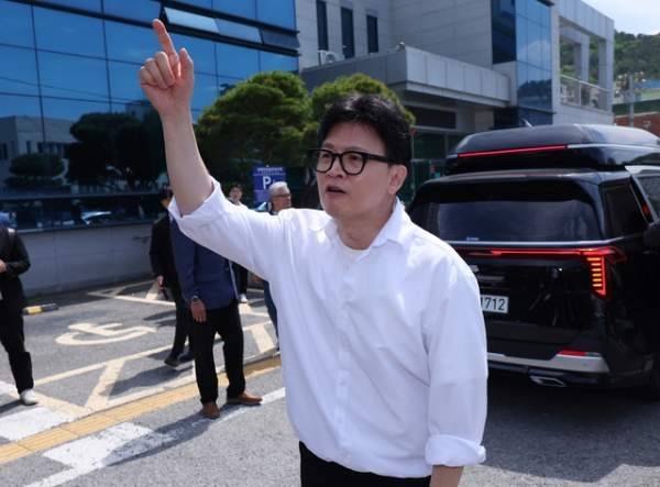한동훈 무소속 부산 북갑 국회의원 보궐선거 후보가 4일 오후 부산 구포동 북구선거관리위원회에 예비후보 등록을 마친 뒤 지지자들에게 인사하고 있다. [연합뉴스]