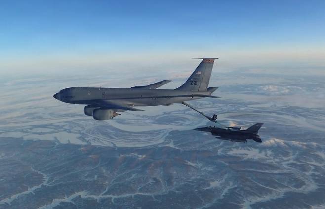 2026년 2월 19일 알래스카 서부 상공에서 KC-135 공중 급유기가 F-167 전투기에 공중 급유하는 모습. [AP 연합뉴스]