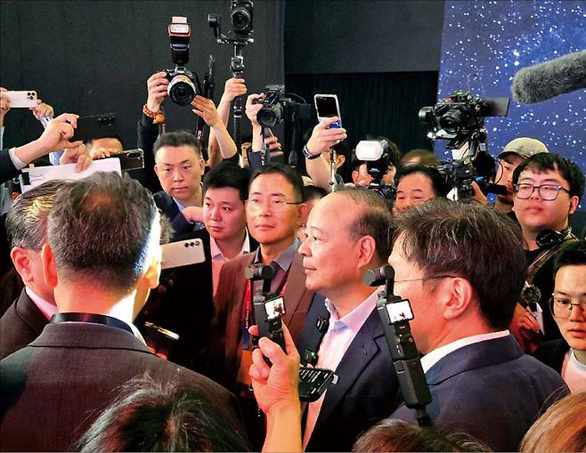 2026 오토 차이나에는 중국 거물급 인사들이 대거 모습을 비췄다. 위부터 BYD 전시장을 둘러보는 왕촨푸 BYD 회장과 현대차 부스를 찾은 쩡위친 CATL 회장. (문지민 기자)