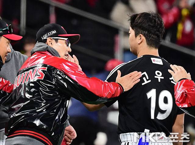 염경엽 감독과 고우석. 사진=김영구 기자
