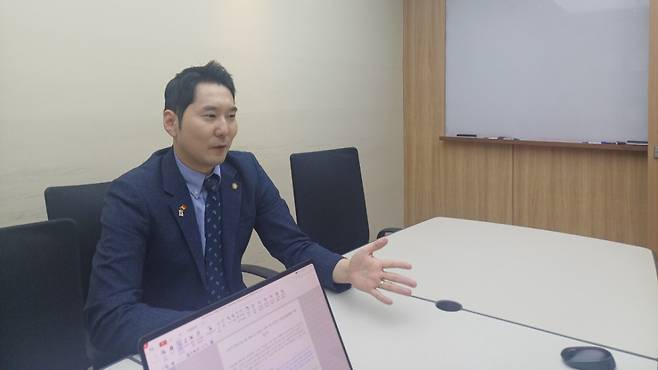 고민석 변호사가 질문에 답하고 있는 모습. /사진=오석진 기자