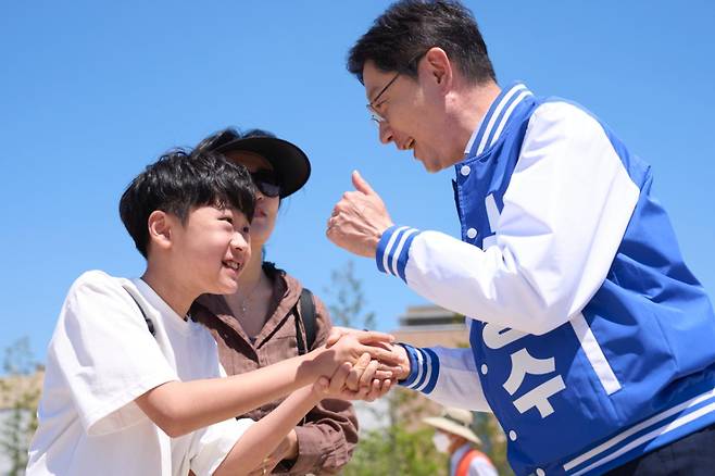 김경수 경남지사 민주당 후보가 5일 어린이날을 맞아 '제104회 김해 꿈나무 어린이날 큰잔치'에 참석한 모습. /사진=김경수 캠프 제공