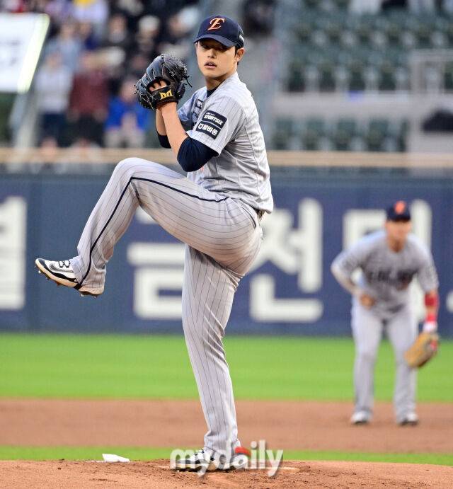 2026년 4월 21일 오후 서울 잠실구장에서 열린 '2026 신한 SOL KBO리그' 한화 이글스와 LG 트윈스의 경기. 한화 선발투수 문동주가 역투하고 있다./마이데일리