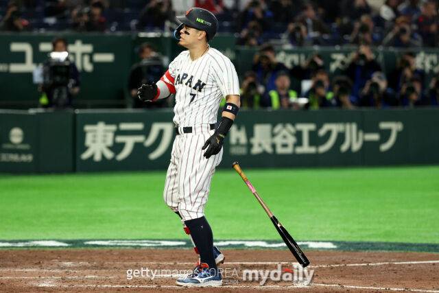 사토 테루아키가 3월 10일 WBC 조별리그 체코전에서 배트를 내려놓고 있다./게티이미지코리아