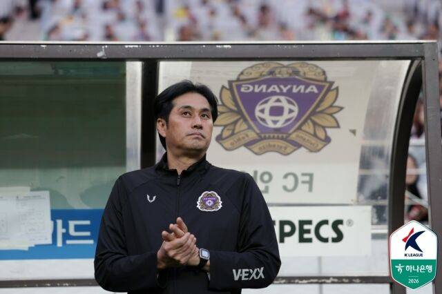 유병훈 FC안양 감독이 5일 오후 7시 서울월드컵경기장에서 펼쳐진 FC서울과의 '하나은행 K리그1 2026' 12라운드를 지켜보고 있다./한국프로축구연맹