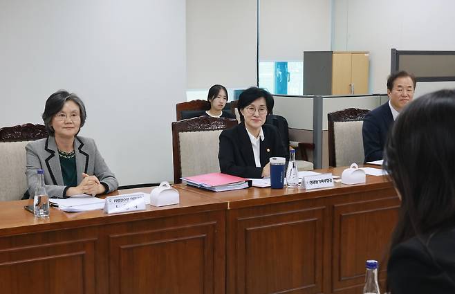 원민경 성평등가족부 장관이 지난달 21일 정부서울청사에서 촉법소년 연령 조정 관련 자문위원 간담회를 열고 제도개선 방향 등에 대한 의견을 듣고 있다. [성평등가족부 제공]