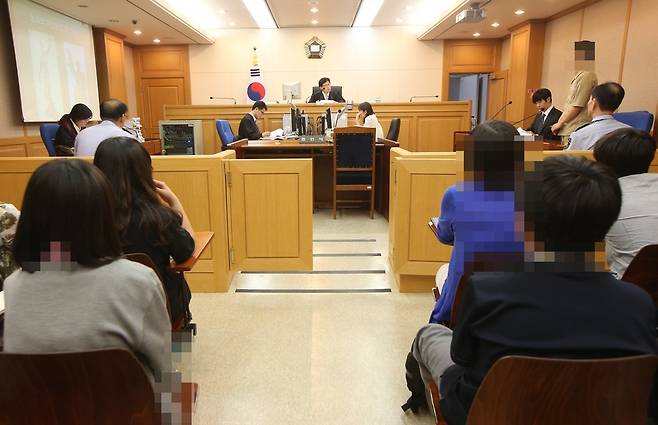 촉법소년 범죄가 갈수록 증가하며 연령 기준 하향을 위한 법 개정 요구 여론이 커지고 있다. 사진은 서울남부지방법원의 소년범 재판 모습. [연합]