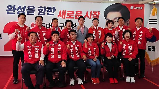 김문수 전 국민의힘 대선 후보가 이필형 동대문구청장 후보 사무실을 방문, 격려했다.