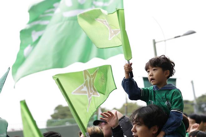 [서울=뉴시스]K리그1 전북 어린이팬. (사진=한국프로축구연맹 제공)