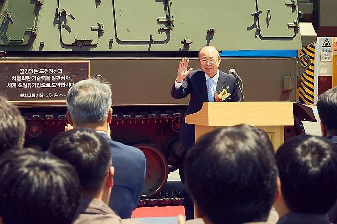 [서울=뉴시스] 김승연 한화그룹 회장이 한화에어로스페이스 창원사업장에서 격려사 후 직원들에게 손인사를 하고 있다.(사진=한화그룹) 2024.05.21 photo@newsis.com *재판매 및 DB 금지