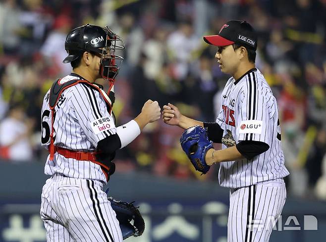 [서울=뉴시스] 조성우 기자 = 1일 오후 서울 송파구 잠실야구장에서 열린 2026 KBO리그 KIA 타이거즈와 LG 트윈스의 경기, LG 투수 유영찬과 포수 이주헌이 KIA에 7-2 승리를 거둔 뒤 기쁨을 나누고 있다. 2026.04.01. xconfind@newsis.com