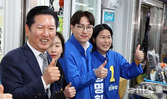 [부산=뉴시스] 하경민 기자 = 정청래 더불어민주당 대표가 3일 부산 북구 구포시장에서 하정우 전 청와대 AI미래기획수석 등과 상인들에게 인사하며 지지를 호소하고 있다. 2026.05.03. yulnetphoto@newsis.com