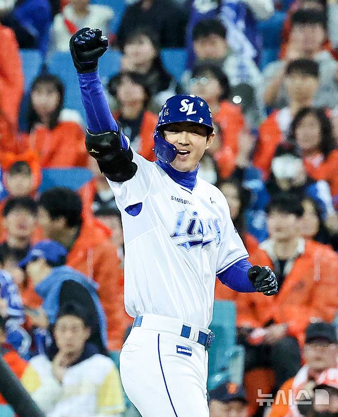 [대구=뉴시스] 이무열 기자 = 22일 대구 수성구 삼성라이온즈파크에서 열린 2025 신한 SOL 뱅크 KBO 포스트시즌 플레이오프 4차전 한화 이글스와 삼성 라이온즈의 경기, 6회말 무사 주자 1,3루 상황에서 삼성 구자욱이 1타점 적시타를 친 뒤 기뻐하고 있다. 2025.10.22. lmy@newsis.com