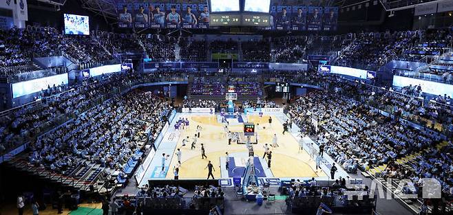 [고양=뉴시스] 홍효식 기자 = 5일 경기도 고양시 일산서구 고양 소노 아레나에서 열린 '2025-2026 KBL 챔피언결정전 1차전' 고양 소노 스카이거너스와 부산 KCC 이지스의 경기가 열리기 앞서 팬들이 응원하고 있다. 2026.05.06. yesphoto@newsis.com