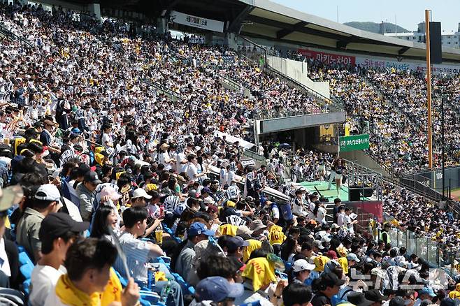 [서울=뉴시스] 최진석 기자 = 어린이날인 5일 서울 송파구 잠실야구장에서 열린 2026 KBO리그 두산 베어스와 LG 트윈스의 경기를 찾은 야구팬들이 응원을 하고 있다. 2026.05.05. myjs@newsis.com