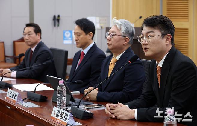개혁신당 김정철 서울시장 후보(오른쪽)가 4일 국회 의원회관에서 열린 '사법내란 저지를 위한 수도권 광역단체장 후보자 긴급 연석회의'에 참석해 발언하고 있다. 황진환 기자
