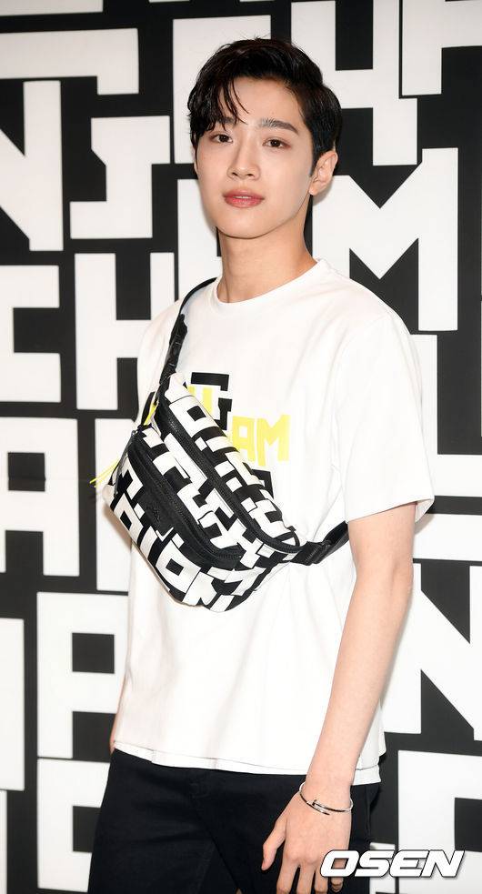 [OSEN=민경훈 기자] 17일 오후 서울 중구 남대문로 롯데백화점에서 한 가방 브랜드 포토콜 행사가 진행됐다. 포토월에서 라이관린이 입장하며 포즈를 취하고 있다. / rumi@osen.co.kr